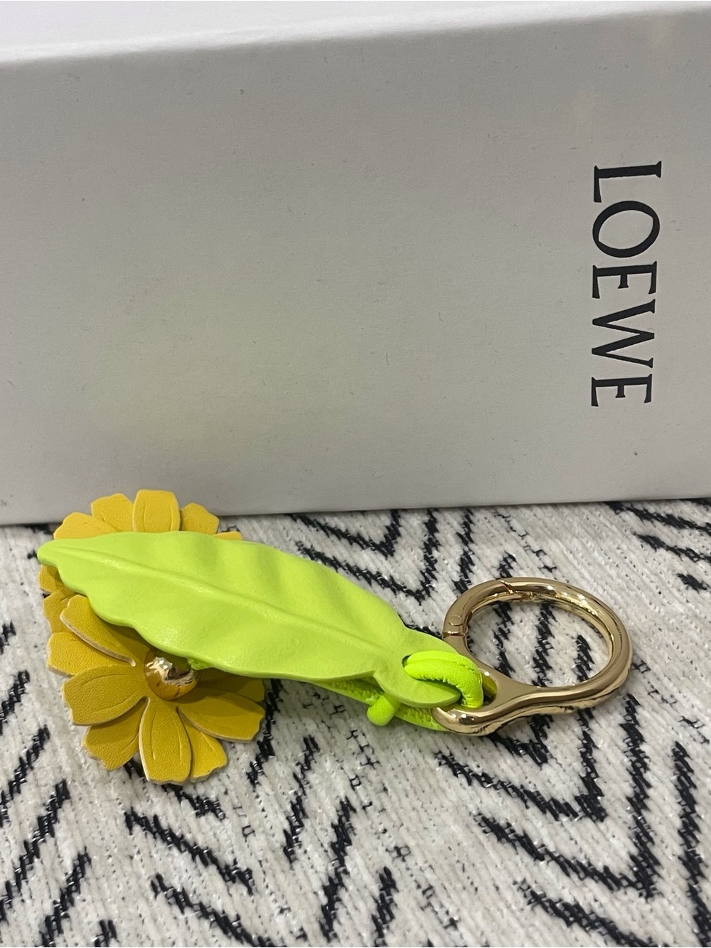 LOEWE Neon Green Leather Keyring with Gold Hardware - Picture 4 of 5